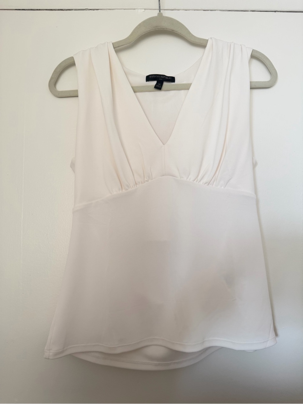 Banana Republic V-Neck Sleeveless Camisole in Ivory White